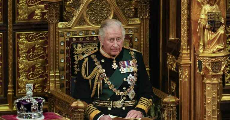 Elizabeth II absent and replaced: Prince Charles moved on the throne, supported by William