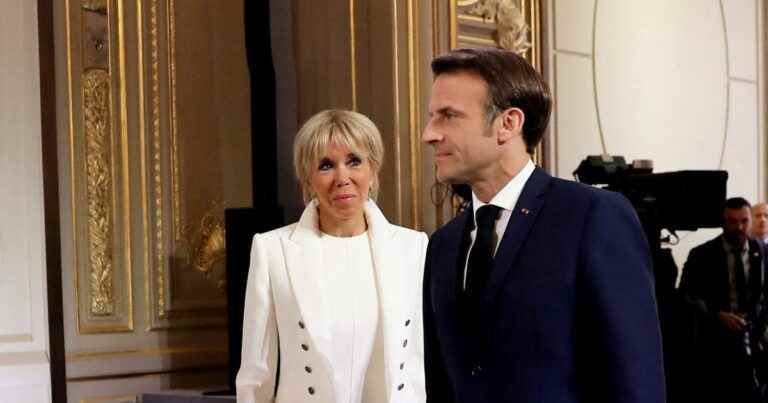 Emmanuel Macron: Huge hug from the granddaughters of Brigitte Macron for their “daddy”