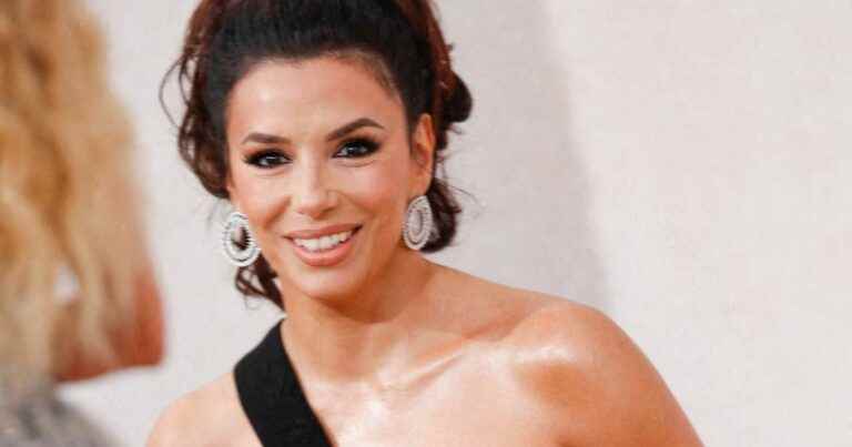 Eva Longoria barefoot at amfAR: the star lets loose in a dangerously split dress!