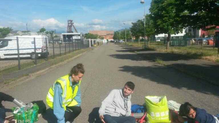 Extinction Rebellion activists block access to the landfill site