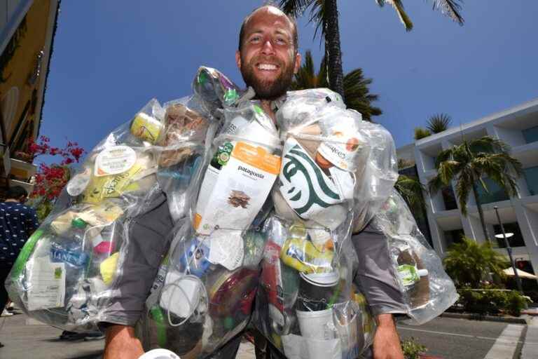 Fight against overconsumption |  An American carries 30 days of his waste on his back