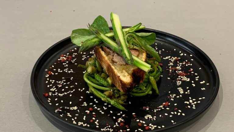 Filet mignon of pork in a crust, its green and wild asparagus and its lamb’s lettuce