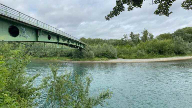 Firefighters search for a man who fell in the Gave de Pau in Gelos