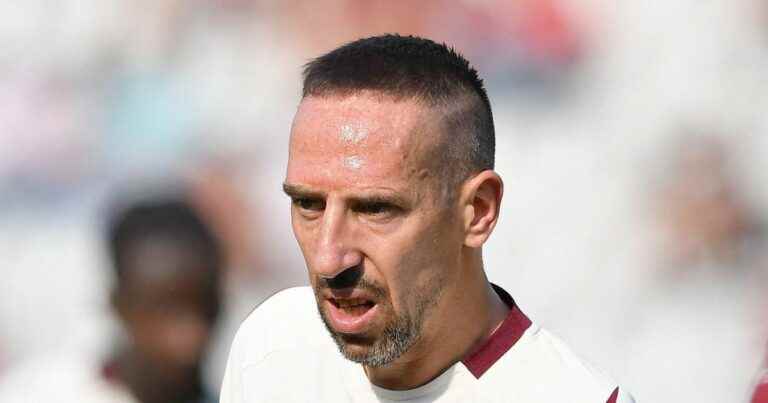 Franck Ribéry freaks out and attacks a player!  The penalty fell…