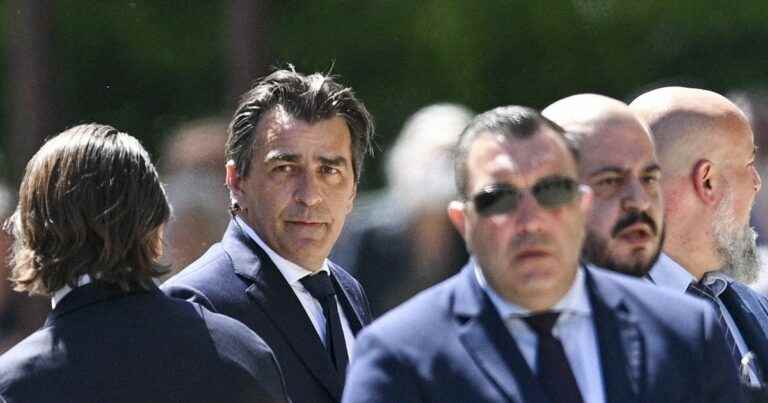 Funeral of Antoine Alléno: his dignified father Yannick Alléno, supported by many personalities