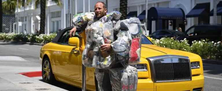 He carries 30 days of his waste on his back to fight overconsumption