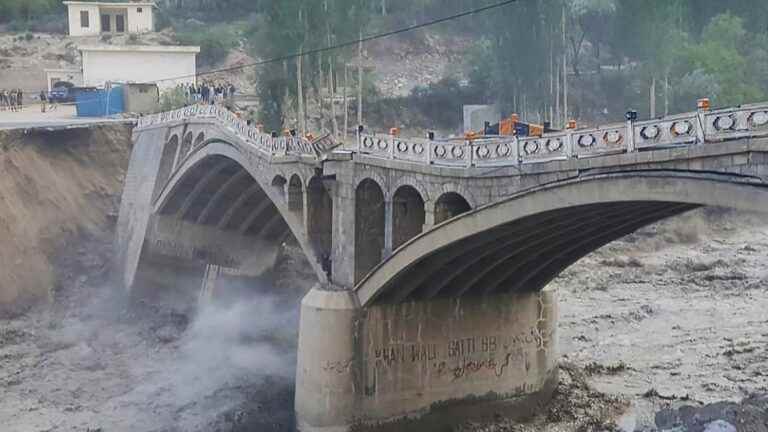 Heat wave flood destroys bridge in Pakistan