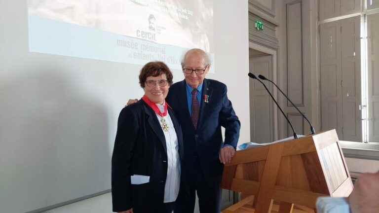 Hélène Mouchard-Zay decorated with the medal of Commander of the Legion of Honor by Serge Klarsfeld