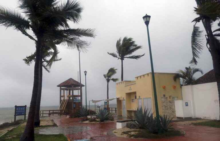 Hurricane “Agatha” loses strength as it passes over Mexico