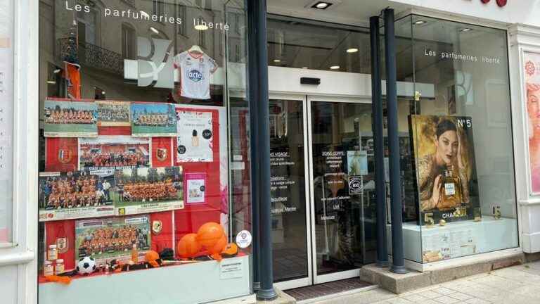 In Laval, shop windows in the colors of Stade Lavallois