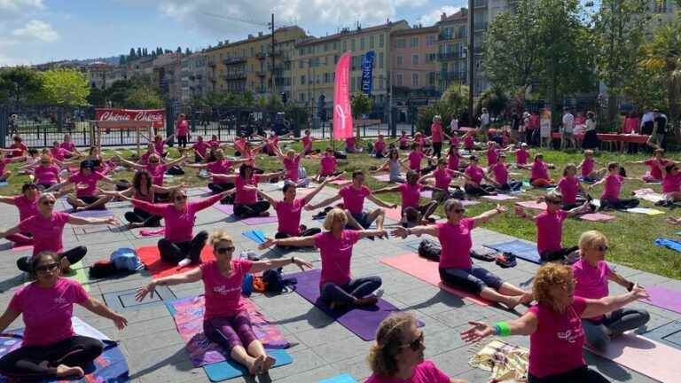 In Nice, a giant pink yoga to remind the importance of the practice of sport during breast cancer