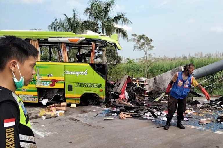 Indonesia |  Bus hits billboard, 14 dead