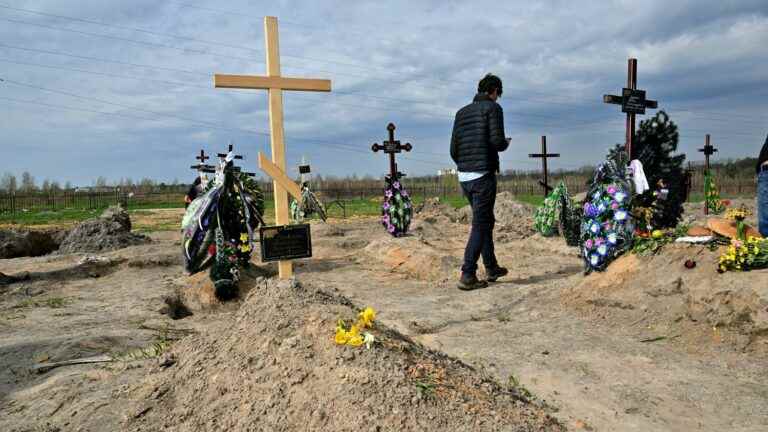 “It’s a tragic All Saints’ Day”, lament the inhabitants of Irpin at the graves of their loved ones