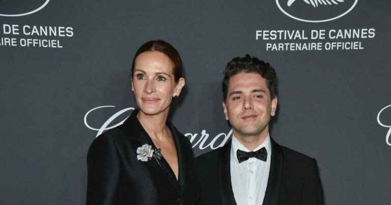 Julia Roberts accomplice with Xavier Dolan in front of Pascal Elbé and his son Léo, at the Chopard party