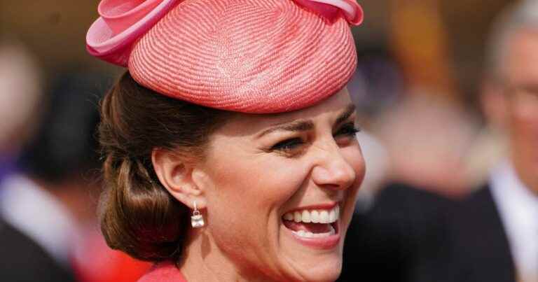 Kate Middleton chic in pink and hilarious: walkabout for a royal garden party