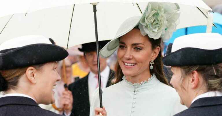 Kate Middleton plays Mary Poppins with William for a garden party in the rain!