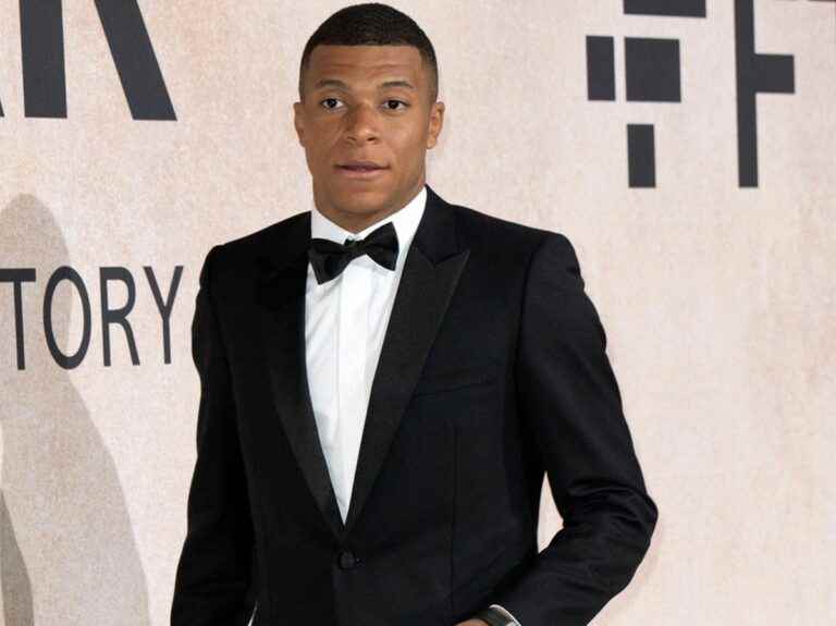 Kylian Mbappé grilled in the middle of a kissing session with a famous top model … This photo will make Emma Smet green with envy!