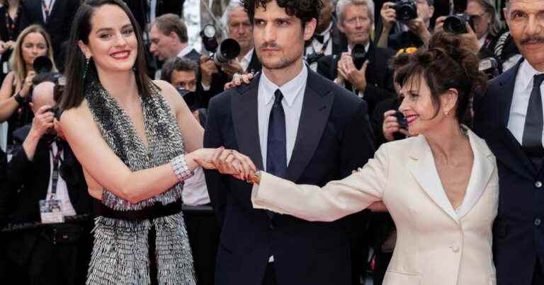 Louis Garrel sexy in costume on the arm of Noémie Merlant, his partner in Cannes