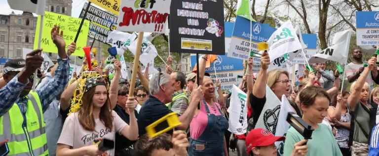 Major demonstration by school bus drivers in Quebec