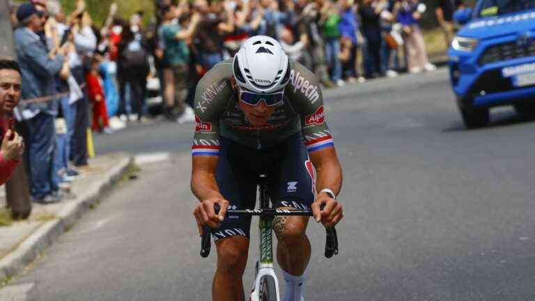 Mathieu van der Poel in a group of breakaways with Guillaume Martin and Lilian Calmejane… Follow the eighth stage