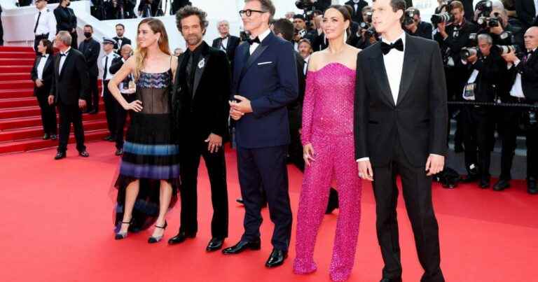 Michel Hazanavicius with the family in Cannes, with Berenice Bejo: his daughter Simone and his niece Raika on the steps!