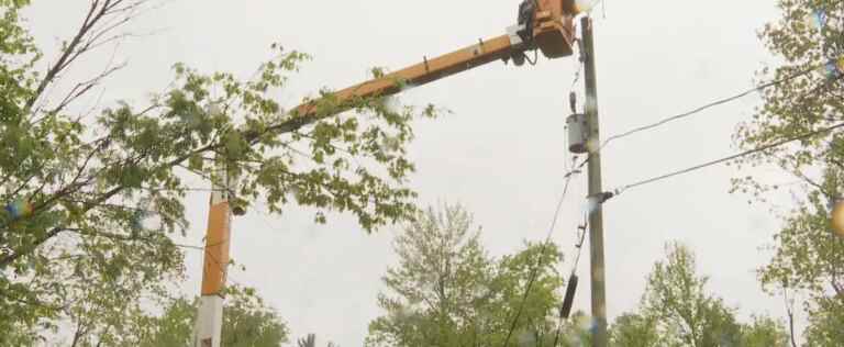 More than 2,000 Hydro workers still on the ground to reconnect Quebec