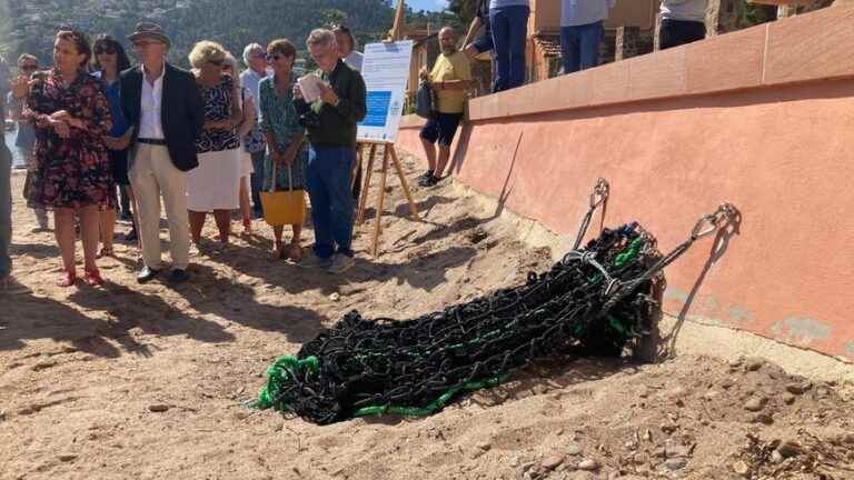 Nets to collect waste installed on the beach in Théoule-sur-Mer