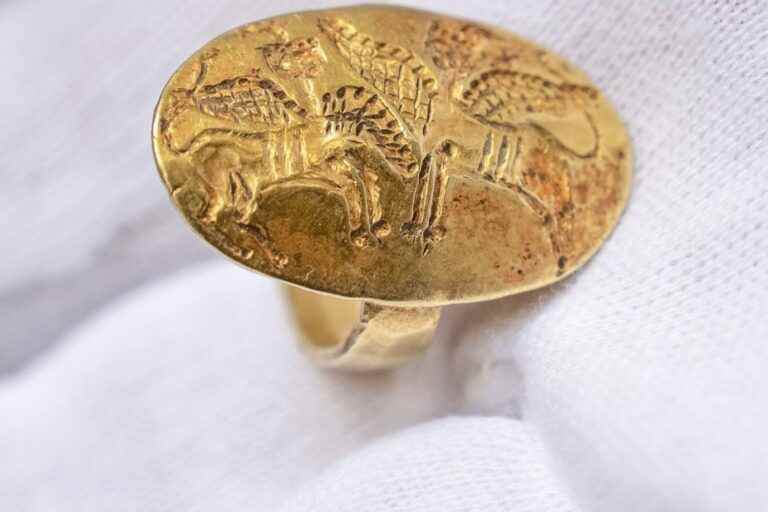 Nobel Foundation |  Antique gold ring returned to Greece