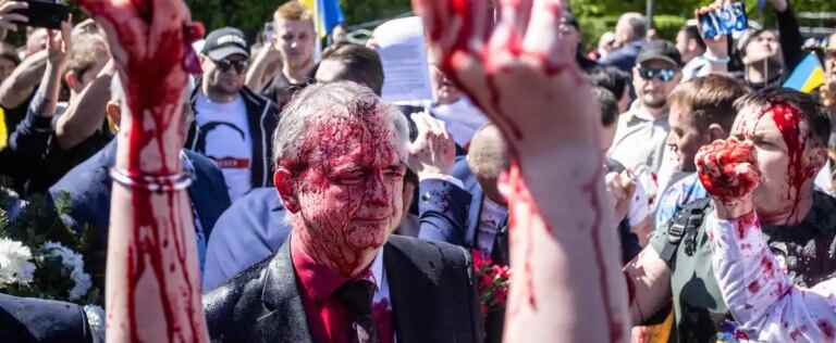 [PHOTOS] The Russian ambassador to Poland sprayed with a red substance