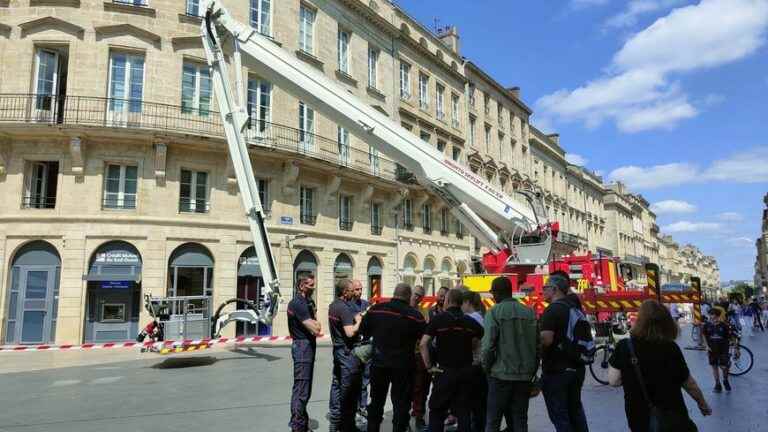 Pieces of the cornice threaten to fall from a Cour de l’Intendance building in Bordeaux