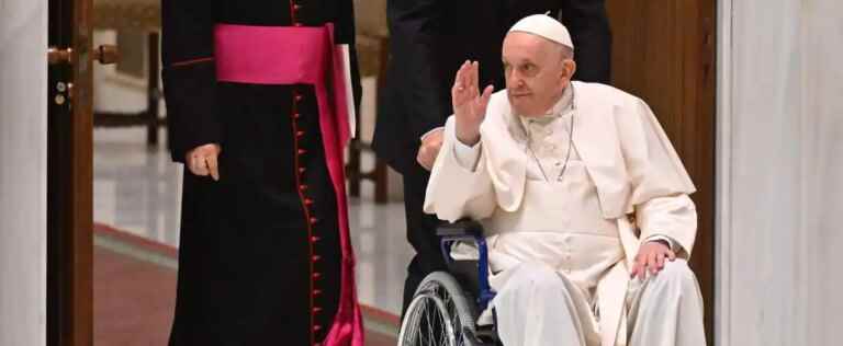 Pope Francis, with knee pain, forced into a wheelchair