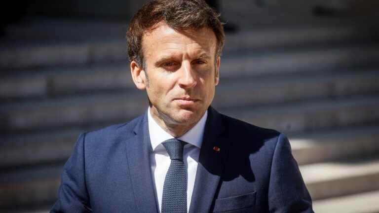 Postponing the appointment of a new government as long as possible is a strategy of Emmanuel Macron, assures his entourage