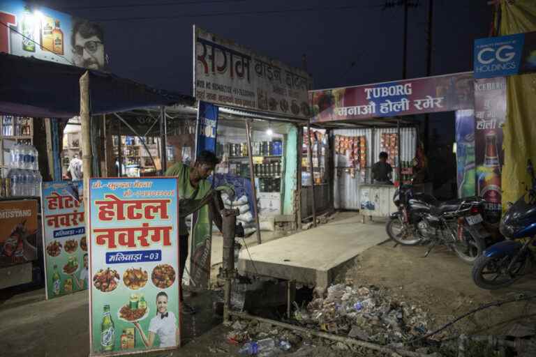 Prohibition of alcohol in the Indian state of Bihar |  Border bars flourish in Nepal