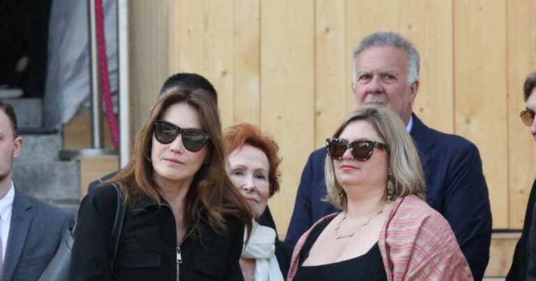 Regine’s funeral: Carla Bruni-Sarkozy, discreet and dignified, comforts her granddaughter Daphne