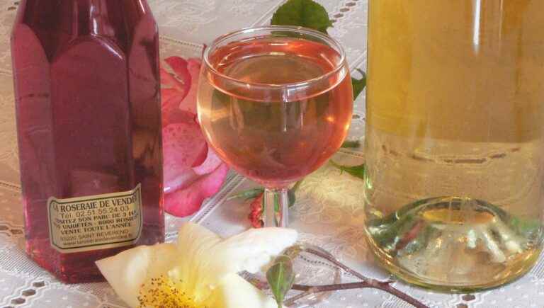 Roses on the plate with the Roseraie de Vendée