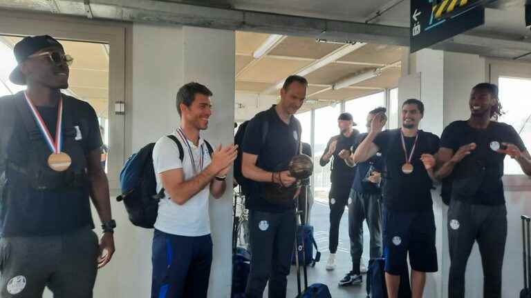 SNVBA players welcomed by supporters at the station