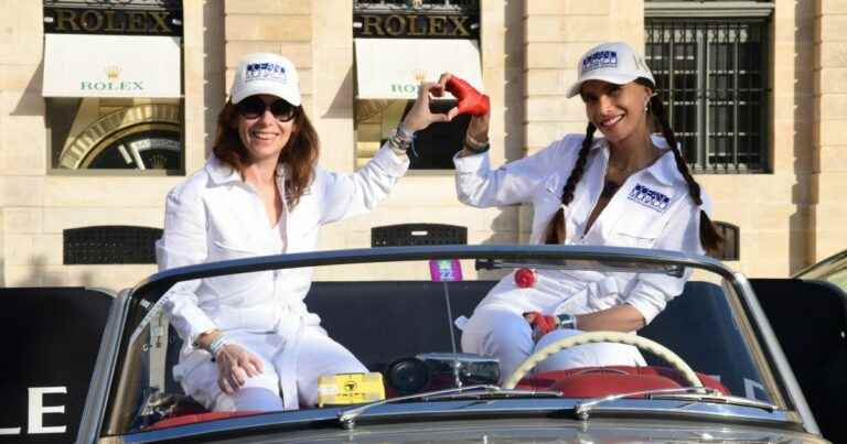 Sandra Murcia and Elisabeth Mousny motivated at the start of the Rallye des princesses, place Vendôme