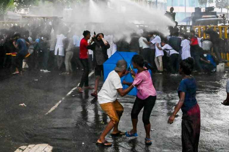 Sri Lankan |  Police disperse students attempting to storm president’s residence