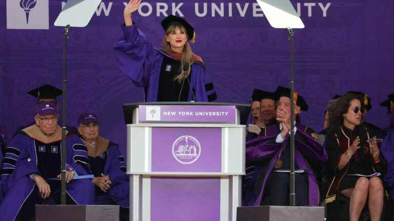 Taylor Swift, Honorary Doctor of Fine Arts, advises New York University students on dealing with hardships