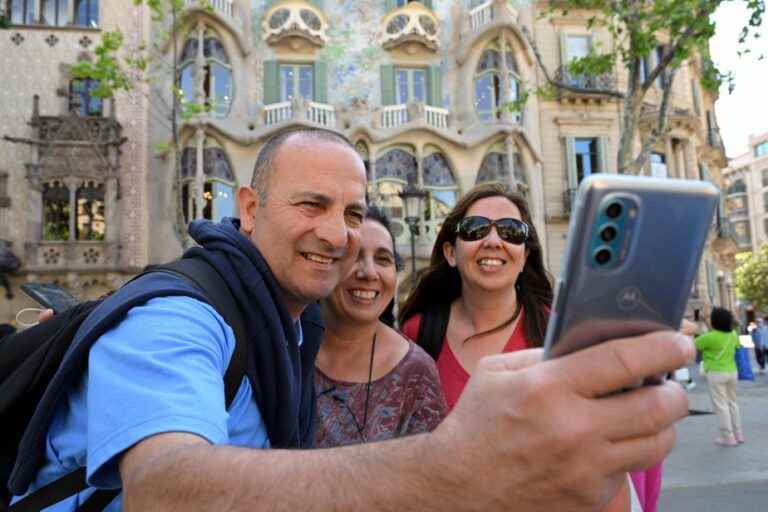 The controversies too |  Tourists back in Barcelona