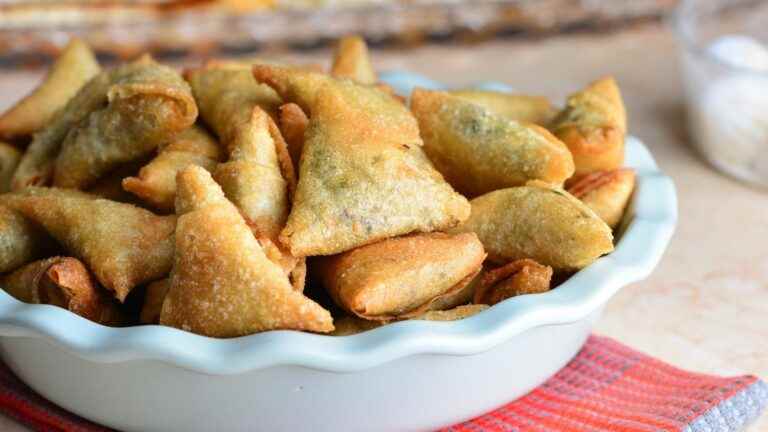 The production of samosas, very popular in Reunion, endangered by rising prices