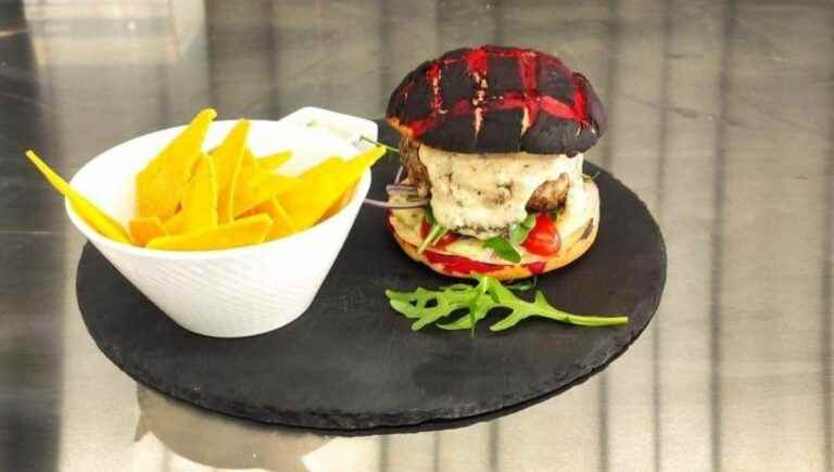 The restaurant “Le Coutelier” wins the 1st prize for the regional burger :-) (63)