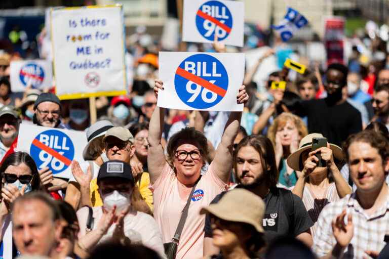 Thousands of demonstrators denounce Bill 96