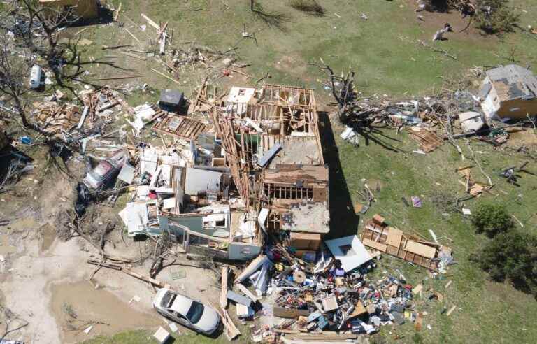 Tornado destroys dozens of homes in Kansas