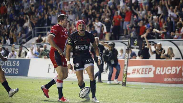 Toulon achieves the feat against Saracens and joins Lyon in the final