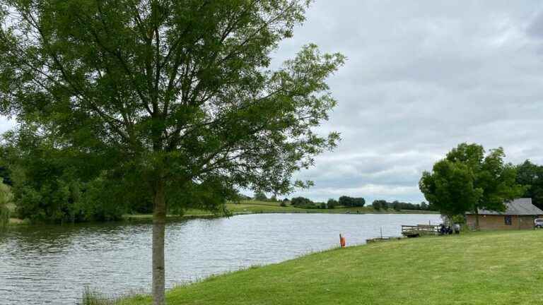 Tourists take advantage of the Ascension weekend to fish in Villiers-Charlemagne