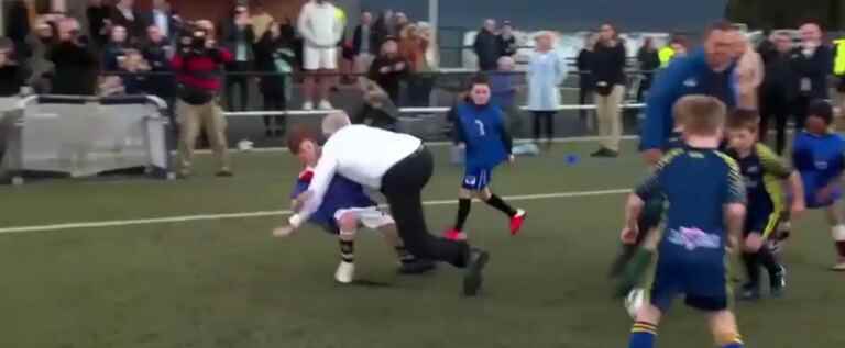 [VIDÉO] Australian Prime Minister tackles child while playing soccer