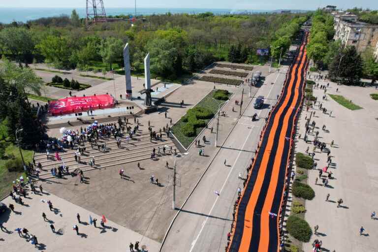 War in Ukraine |  Pro-Russian separatists march in Mariupol for May 9