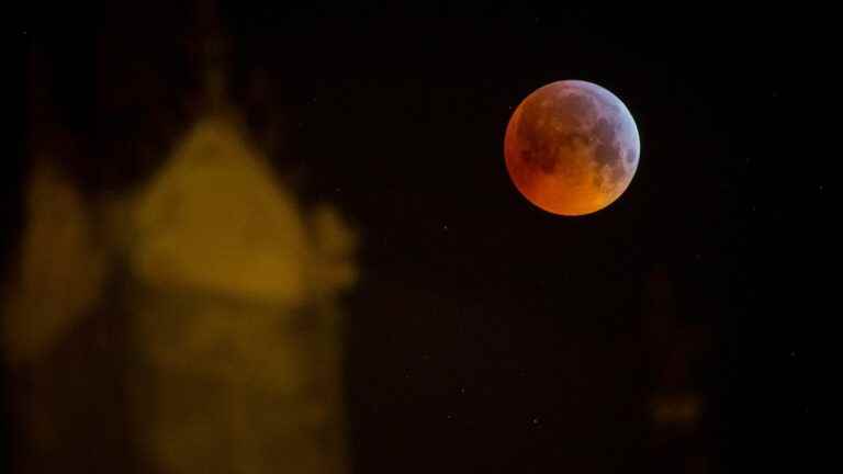 We tell you all about the total lunar eclipse visible on the night of Sunday to Monday