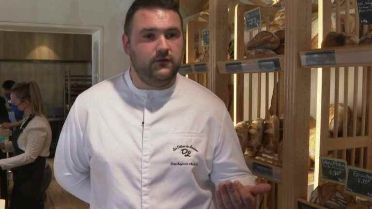 a bakery removes packaging around baguettes to save money